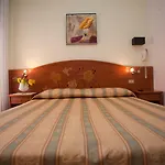 Ideal Hotell 3*